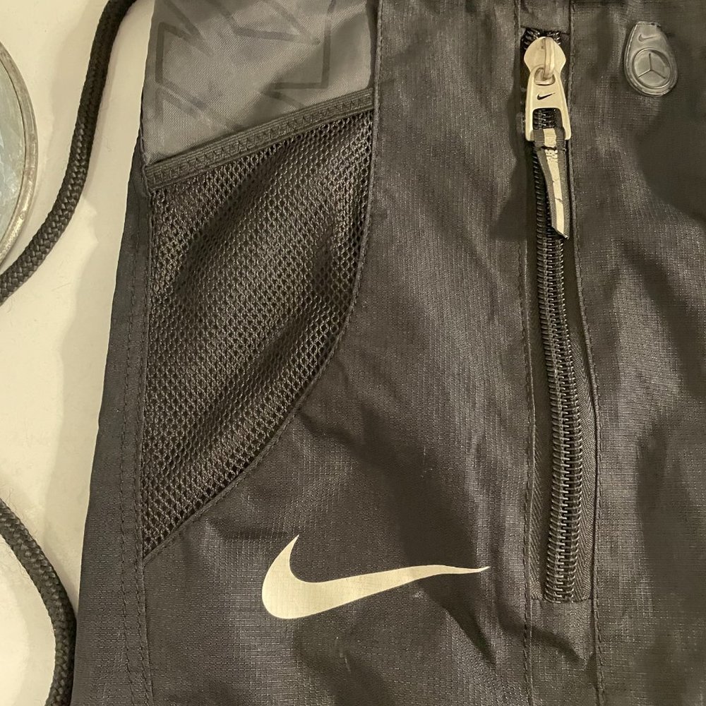 Nike Drawstring Backpack Light Weight Black And G… - image 4